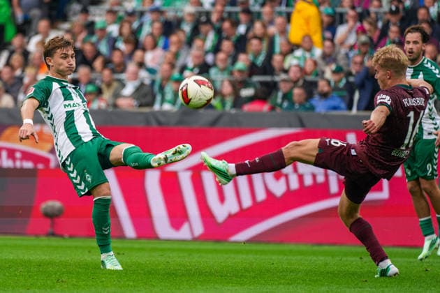 Chuki, Werder Bremen, 20; Hennes Behrens, FC Augsburg, 16; German Soccer, Bundesliga, 2026–27 Season, Matchday 4, September 19, 2026, Werder Bremen vs. FC Augsburg, Weserstadion, Bremen Copyright: xLeonxFrickx