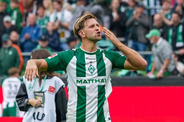 Niklas Füllkrug, Werder Bremen, 10 Kiss gesture to the Werder Bremen fans in the Ostkurve, gestures, facial expression, facial expressions, emotion, German soccer, Bundesliga, 2026–27 season, Matchday 4, September 19, 2026, Werder Bremen vs. FC Augsburg, Weserstadion, Bremen Copyright: xLeonxFrickx