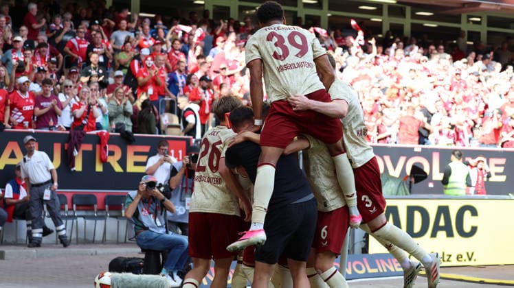 September 19, 2026, xrekx, Soccer, 2. Bundesliga, 1 FC Kaiserslautern vs. Eintracht Braunschweig: Goal celebration after Erencan Yardimc’s 1–0 goal for 1 FC Kaiserslautern with Paul Joly, Marlon Ritter, and Simon Pesch, assistant coach of 1 FC Kaiserslautern, Thierry Tazemeta; 1. FC Kaiserslautern, Fabian Kunze; 1. FC Kaiserslautern, Alex Murphy; 1. FC Kaiserslautern. DFL and DFB regulations prohibit any use of photographs as image sequences and or quasi-video. Kaiserslautern