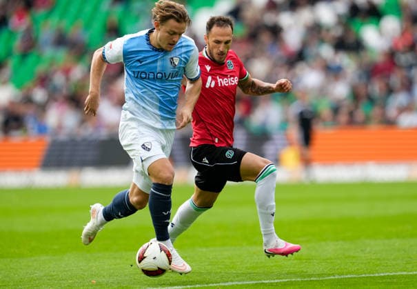 Christian Rasmussen, VfL Bochum 1848, 7, in a tackle with Virgil Eugen Ghita, Hannover 96, 5, GER, Hannover 96 vs. VfL Bochum 1848, 2. Bundesliga, Matchday 6, 2026–27 season, Heinz von Heiden Arena, Hannover, September 20, 2026 DFL regulations prohibit any use of photographs as image sequences and or quasi-video Hannover 96 vs. VfL Bochum 1848, 2. Bundesliga, Matchday 6, 2026–27 Season, September 20, 2026, Hannover Copyright: xEibner-Pressefoto ScottxColemanx EP_SCN