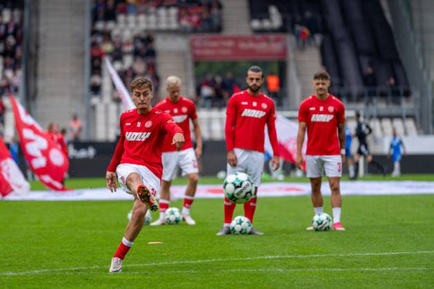 Marvin Obuz, Rot Weiss Essen, No. 10 taking a shot during warm-ups for Rot Weiss Essen vs. FC Hansa Rostock, soccer, 3rd Division, Matchday 7, 2026–27 season, September 20, 2026, DFL regulations prohibit any use of photographs as image sequences and or quasi-video, Rot-Weiss Essen vs. FC Hansa Rostock, soccer, 3rd Division, Matchday 7, 2026–27 season, September 20, 2026, Essen Copyright: xEibner-Pressefoto LukasxBaldygax EP_LBA