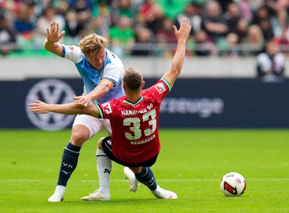 Christian Rasmussen, VfL Bochum 1848, 7, in a tackle with Maurice Neubauer, Hannover 96, 33, GER, Hannover 96 vs. VfL Bochum 1848, 2. Bundesliga, Matchday 6, 2026–27 season, Heinz von Heiden Arena, Hanover, September 20, 2026 DFL regulations prohibit any use of photographs as image sequences and or quasi-video Hannover 96 vs. VfL Bochum 1848, 2. Bundesliga, Matchday 6, 2026–27 season, September 20, 2026, Hannover Copyright: xEibner-Pressefoto ScottxColemanx EP_SCN