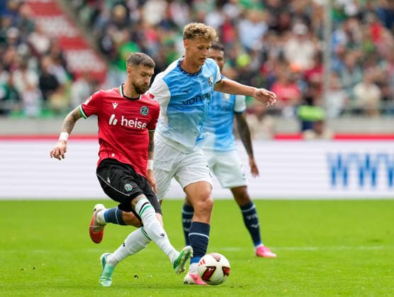 Marcel Hartel, Hannover 96, No. 10, in a tackle with Tom Meyer, VfL Bochum 1848, No. 34, GER, Hannover 96 vs. VfL Bochum 1848, 2. Bundesliga, Matchday 6, 2026–27 season, Heinz von Heiden Arena, Hannover, September 20, 2026 DFL regulations prohibit any use of photographs as image sequences and or quasi-video Hannover 96 vs. VfL Bochum 1848, 2. Bundesliga, Matchday 6, 2026–27 Season, September 20, 2026, Hannover Copyright: xEibner-Pressefoto ScottxColemanx EP_SCN