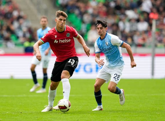 Franz Roggow, Hannover 96, 13, vs. Charlie Patino, VfL Bochum 1848, 28, GER, Hannover 96 vs. VfL Bochum 1848, 2. Bundesliga, Matchday 6, 2026–27 season, Heinz von Heiden Arena, Hannover, September 20, 2026 DFL regulations prohibit any use of photographs as image sequences and or quasi-video Hannover 96 vs. VfL Bochum 1848, 2. Bundesliga, Matchday 6, 2026–27 Season, September 20, 2026, Hannover Copyright: xEibner-Pressefoto ScottxColemanx EP_SCN