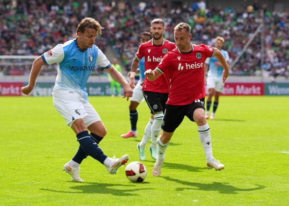Christian Rasmussen, VfL Bochum 1848, 7, vs. Maurice Neubauer, Hannover 96, 33, GER, Hannover 96 vs. VfL Bochum 1848, 2. Bundesliga, Matchday 6, 2026–27 season, Heinz von Heiden Arena, Hannover, September 20, 2026 DFL regulations prohibit any use of photographs as image sequences and or quasi-video Hannover 96 vs. VfL Bochum 1848, 2. Bundesliga, Matchday 6, 2026–27 Season, September 20, 2026, Hannover Copyright: xEibner-Pressefoto ScottxColemanx EP_SCN
