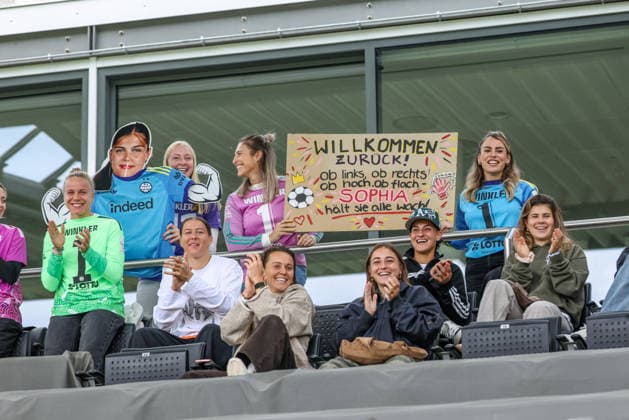GER, Frankfurt, Eintracht Frankfurt II vs. Hertha BSC Berlin, Women s Bundesliga 2, Soccer, DFB, 2026–2027 Season, Stadion am Brentanobad, Matchday 7 in Pictures: Eintracht Frankfurt’s first team watches Sophia Winkler’s comeback and cheers her on with cardboard cutouts and banners. DFB and DFL regulations prohibit any use of photographs as image sequences and or quasi-video, September 20, 2026 Copyright: HMBxMedia HendrikxHamelau