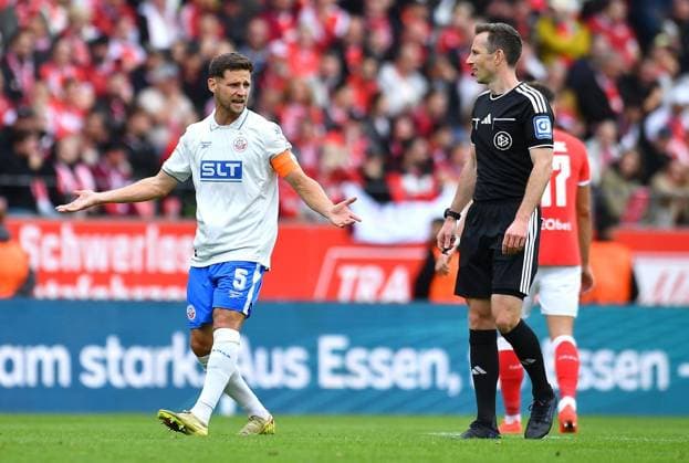Rot Weiss Essen vs. Hansa Rostock ** FOR EDITORIAL USE ONLY ** EDITORIAL USE ONLY ** Soccer, 3rd Division, Matchday 7: Rot-Weiss Essen vs. Hansa Rostock on September 20, 2026, at the Stadion an der Hafenstrasse in Essen. Marco Schuster (Hansa Rostock), referee Lukas Benen on the left, and Essen, North Rhine-Westphalia, Germany, on the right. Copyright ThorstenxTillmann Copyright: ThorstenxTillmann doc87omomiussjkokarnis ,EDITORIAL USE ONLY Copyright: ThorstenxTillmann