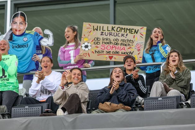 GER, Frankfurt, Eintracht Frankfurt II vs. Hertha BSC Berlin, Women s Bundesliga 2, Soccer, DFB, 2026–2027 Season, Stadion am Brentanobad, Matchday 7 in Pictures: Eintracht Frankfurt’s first team watches Sophia Winkler’s comeback and cheers her on with cardboard cutouts and banners. DFB and DFL regulations prohibit any use of photographs as image sequences and or quasi-video, September 20, 2026 Copyright: HMBxMedia HendrikxHamelau