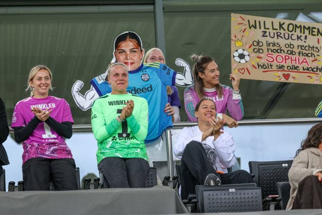 GER, Frankfurt, Eintracht Frankfurt II vs. Hertha BSC Berlin, Women s Bundesliga 2, Soccer, DFB, 2026–2027 Season, Stadion am Brentanobad, Matchday 7 in Pictures: Eintracht Frankfurt’s first team watches Sophia Winkler’s comeback and cheers her on with a cardboard cutout and a banner. DFB and DFL regulations prohibit any use of photographs as image sequences and or quasi-video, September 20, 2026 Copyright: HMBxMedia HendrikxHamelau