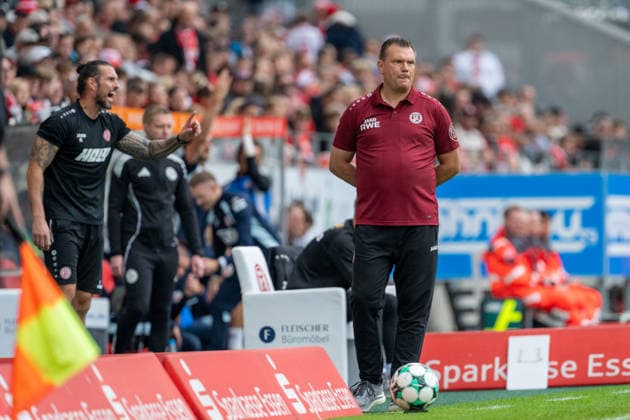 Paul Freier (Rot Weiss Essen), assistant coach, shouts; Uwe Koschinat (Rot Weiss Essen), head coach, clicks his tongue; Rot Weiss Essen vs. FC Hansa Rostock, soccer, 3rd Division, Matchday 7, 2026–27 season, September 20, 2026, DFL regulations prohibit any use of photographs as image sequences and or quasi-video, Rot-Weiss Essen vs. FC Hansa Rostock, Soccer, 3rd League, Matchday 7, 2026–27 season, September 20, 2026, Essen Copyright: xEibner-Pressefoto LukasxBaldygax EP_LBA