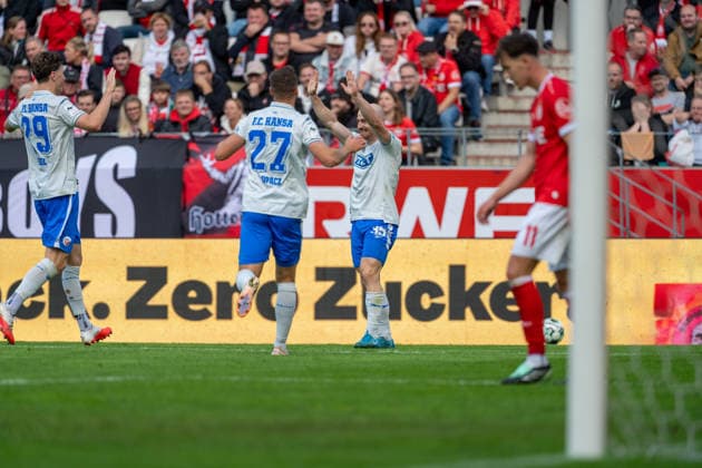 Peter Kiedl (FC Hansa Rostock, 29) and David Kopacz (FC Hansa Rostock, 27) congratulate goal scorer Maximilian Krauß (FC Hansa Rostock, 35). Rot-Weiss Essen vs. FC Hansa Rostock, soccer, 3rd Division, Matchday 7, 2026–27 Season, September 20, 2026. DFL regulations prohibit any use of photographs as image sequences and or quasi-video. Rot-Weiss Essen vs. FC Hansa Rostock, soccer, 3rd League, Matchday 7, 2026–27 season, September 20, 2026, Essen Copyright: xEibner-Pressefoto LukasxBaldygax EP_LBA