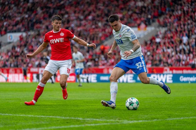 Niklas Koelle (FC Hansa Rostock), 32, clears the ball past Semir Telalovic (Rot-Weiss Essen), 17, Rot-Weiss Essen vs. FC Hansa Rostock, Soccer, 3rd Division, Matchday 7, 2026–27 Season, September 20, 2026, DFL regulations prohibit any use of photographs as image sequences and or quasi-video, Rot-Weiss Essen vs. FC Hansa Rostock, Soccer, 3rd Division, Matchday 7, 2026–27 Season, September 20, 2026, Essen Copyright: xEibner-Pressefoto LukasxBaldygax EP_LBA
