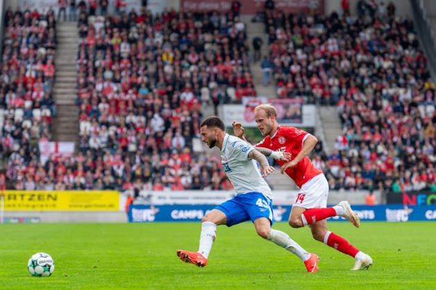 Leon Dajaku (FC Hansa Rostock, No. 43) battles for the ball with Lucas Brumme (Rot-Weiss Essen, No. 14); tackle between Rot-Weiss Essen and FC Hansa Rostock; soccer; 3. Liga; Matchday 7; 2026–27 season, September 20, 2026; DFL regulations prohibit any use of photographs as image sequences and or quasi-video; Rot-Weiss Essen vs. FC Hansa Rostock, soccer, 3rd League, Matchday 7, 2026–27 season, September 20, 2026, Essen Copyright: xEibner-Pressefoto LukasxBaldygax EP_LBA