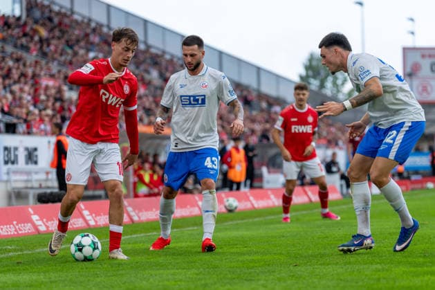 Marvin Obuz, Rot-Weiss Essen, No. 10 at the corner flag, under pressure from No. 43, and Niklas Koelle, FC Hansa Rostock, No. 32; Rot-Weiss Essen vs. FC Hansa Rostock, soccer, 3rd Division, Matchday 7, 2026–27 season, September 20, 2026, DFL regulations prohibit any use of photographs as image sequences and or quasi-video, Rot-Weiss Essen vs. FC Hansa Rostock, Soccer, 3rd Division, Matchday 7, 2026–27 Season, September 20, 2026, Essen Copyright: xEibner-Pressefoto LukasxBaldygax EP_LBA