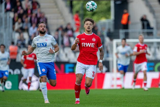 David Kopacz of FC Hansa Rostock, 27, and Jannik Hofmann of Rot Weiss Essen, 37, in a sprint for the ball during Rot Weiss Essen vs. FC Hansa Rostock, soccer, 3. Liga, Matchday 7, 2026–27 season, September 20, 2026; DFL regulations prohibit any use of photographs as image sequences and or quasi-video; Rot-Weiss Essen vs. FC Hansa Rostock, soccer, 3rd League, Matchday 7, 2026–27 season, September 20, 2026, Essen Copyright: xEibner-Pressefoto LukasxBaldygax EP_LBA