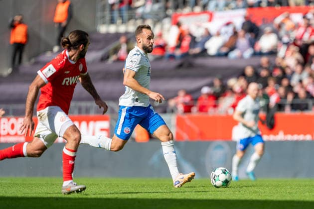 Jose Enrique Rios Alonso (Rot Weiss Essen, 23) is marked by David Kopacz (FC Hansa Rostock, 27), who is running with the ball. Rot Weiss Essen vs. FC Hansa Rostock, Soccer, 3rd Division, Matchday 7, 2026–27 Season, September 20, 2026, DFL regulations prohibit any use of photographs as image sequences and or quasi-video, Rot-Weiss Essen vs. FC Hansa Rostock, Soccer, 3rd Division, Matchday 7, 2026–27 Season, September 20, 2026, Essen Copyright: xEibner-Pressefoto LukasxBaldygax EP_LBA