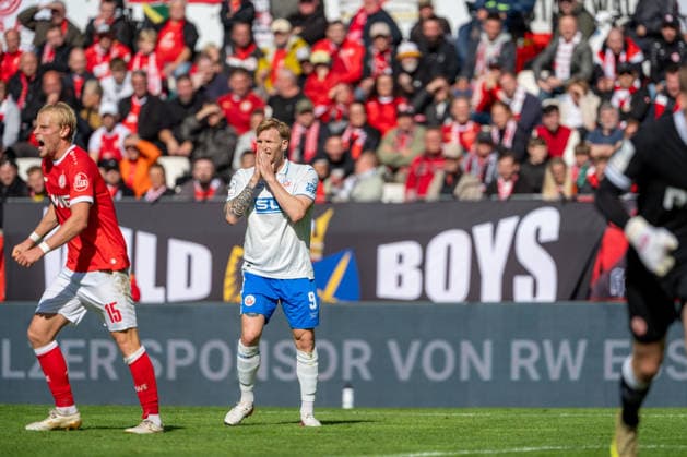 Ben Huening of Rot Weiss Essen, 15, roars, Andreas Voglsammer, FC Hansa Rostock, 09, covering his face with his arms after a shot on goal, Rot Weiss Essen vs. FC Hansa Rostock, soccer, 3rd Division, Matchday 7, 2026–27 season, September 20, 2026, DFL regulations prohibit any use of photographs as image sequences and or quasi-video, Rot-Weiss Essen vs. FC Hansa Rostock, Soccer, 3rd Division, Matchday 7, 2026–27 season, September 20, 2026, Essen Copyright: xEibner-Pressefoto LukasxBaldygax EP_LBA