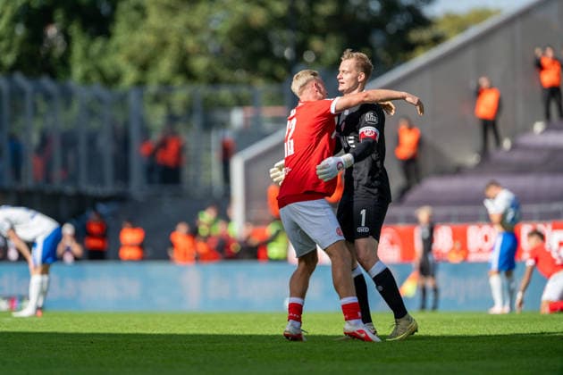 Janne Sietan (Rot Weiss Essen), 22, and Jakob Golz (Rot Weiss Essen), 01, hugging after the 1-1 draw between Rot Weiss Essen and FC Hansa Rostock, soccer, 3. Liga, Matchday 7, 2026-27 season, September 20, 2026. DFL regulations prohibit any use of photographs as image sequences and or quasi-video. Rot-Weiss Essen vs. FC Hansa Rostock, soccer, 3rd Division, Matchday 7, 2026–27 season, September 20, 2026, Essen Copyright: xEibner-Pressefoto LukasxBaldygax EP_LBA