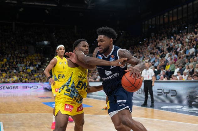 September 20, 2026, GER, Basketball, Bundesliga 1 Matchday, 2026–2027 Season, Oldenburg, EWE Arena, EWE Baskets Oldenburg vs. Syntainics MBC Anthony GAINES, Syntainics MBC 11; Jeremy ROACH, EWE Baskets Oldenburg 5; Oldenburg, EWE Arena, Lower Saxony, Germany Copyright: xnordphotoxGmbHx xRojahnx