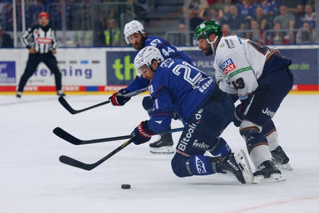 From left in a one-on-one battle: Kris Bennet (Adler Mannheim), 21, Patrick Khdodorenko (Eisbären Berlin), 13 GER Adler Mannheim Eisbären Berlin Ice Hockey DEL, Matchday 2, 2026–2027 Season, September 20, 2026 GER Adler Mannheim Eisbären Berlin Ice Hockey PENNY DEL, Matchday 2, 2026–2027 Season September 20, 2026, Mannheim Copyright: xEibner-Pressefoto JoergxHirschx EP_JHH