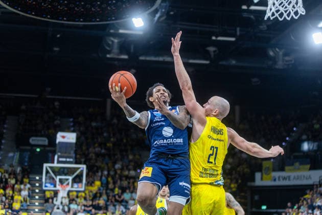 Oldenburg, Lower Saxony, Germany, September 20, 2026, DeLonnie Hunt (left), Syntainics MBC, and Seth Hinrichs (right), EWE Baskets Oldenburg; EWE Baskets Oldenburg vs. Syntainics MBC; Basketball 1; Basketball Bundesliga; 2026–2027 season, Matchday 1, Grosse EWE Arena: EWE Baskets Oldenburg vs. Syntainics MBC Weißenfels www.andreas-burmann.de
