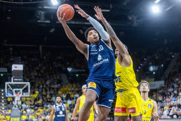 Oldenburg, Lower Saxony, Germany, September 20, 2026, Kostja Mushidi (left), Syntainics MBC, and Demajeo Wiggins (right), EWE Baskets Oldenburg; EWE Baskets Oldenburg vs. Syntainics MBC; Basketball; 1; Basketball Bundesliga; 2026–2027 season, Matchday 1, Grosse EWE Arena: EWE Baskets Oldenburg vs. Syntainics MBC Weißenfels www.andreas-burmann.de