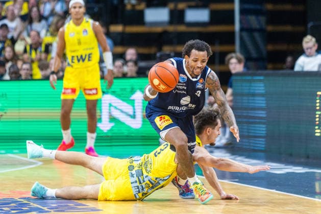 Oldenburg, Lower Saxony, Germany, September 20, 2026, DeLonnie Hunt (left), Syntainics MBC, and Zachary Ensminger (right), EWE Baskets Oldenburg. EWE Baskets Oldenburg vs. Syntainics MBC. Basketball 1. Basketball Bundesliga. 2026–2027 season, Matchday 1, Grosse EWE Arena: EWE Baskets Oldenburg vs. Syntainics MBC Weißenfels www.andreas-burmann.de