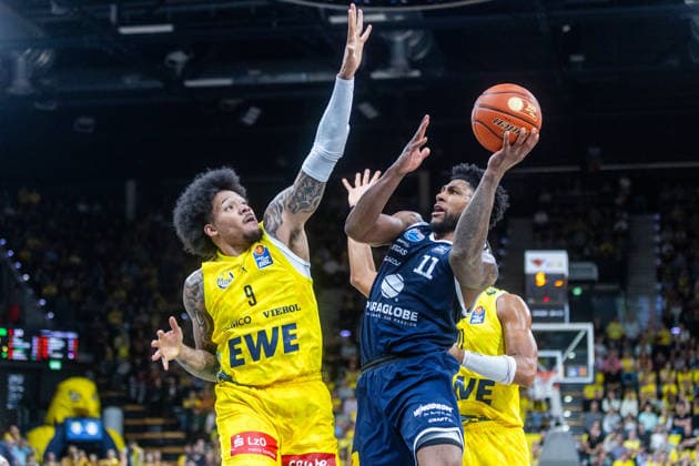 Oldenburg, Lower Saxony, Germany, September 20, 2026, Anthony Gaines (right), Syntainics MBC, and Tylan Pope (left), EWE Baskets Oldenburg; EWE Baskets Oldenburg vs. Syntainics MBC; Basketball; 1st Division Basketball; 2026–2027 season, Matchday 1, Grosse EWE Arena: EWE Baskets Oldenburg vs. Syntainics MBC Weißenfels www.andreas-burmann.de