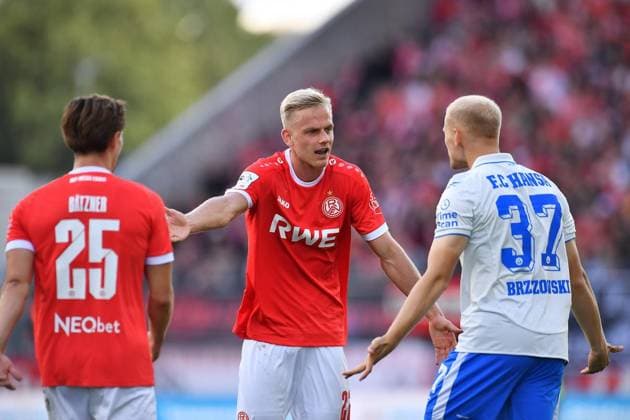 Rot Weiss Essen vs. Hansa Rostock ** FOR EDITORIAL USE ONLY ** EDITORIAL USE ONLY ** p Soccer 3rd Division, Matchday 7: Rot-Weiss Essen vs. Hansa Rostock on September 20, 2026, at the Stadion an der Hafenstrasse in Essen. Nick Bätzner (Rot-Weiss Essen), on the left, Janne Sietan of Rot-Weiss Essen; in the center, Milosz Brozowski of Hansa Rostock; on the right, Essen, North Rhine-Westphalia, Germany. Copyright ThorstenxTillmann Copyright: ThorstenxTillmann doc87onv7zab1s1bchaunis ,EDITORIAL USE ONLY Copyright: ThorstenxTillmann
