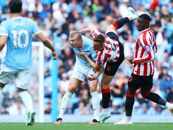 Erling Haaland of Manchester City and Daniel Ballard of Sunderland Manchester City v Sunderland, Premier League, Football, Etihad Stadium, Manchester, UK - 20 Sep 2026Manchester Etihad Stadium United Kingdom EDITORIAL USE ONLY No use with unauthorised audio, video, data, fixture lists, club league logos or live services. Online in-match use limited to 120 images, no video emulation. No use in betting, games or single club league player publications. Copyright: xMattxWest Shutterstockx 17160119ai