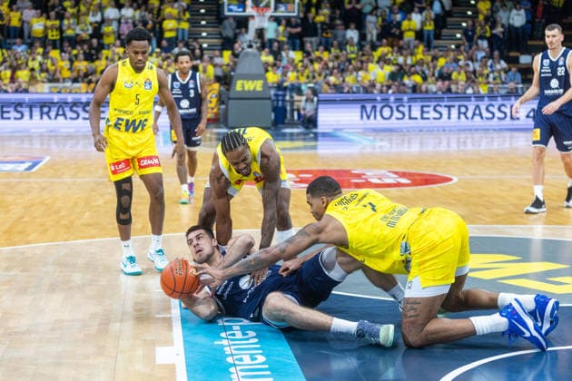 Oldenburg, Lower Saxony, Germany, September 20, 2026, Jure Planinic (bottom), Syntainics MBC; Demajeo Wiggins (right), EWE Baskets Oldenburg; Nate Johnson (center), EWE Baskets Oldenburg; and Jeremy Roach (left), EWE Baskets Oldenburg. EWE Baskets Oldenburg vs. Syntainics MBC. Basketball 1. Basketball Bundesliga. 2026–2027 season, Matchday 1, Grosse EWE Arena: EWE Baskets Oldenburg vs. Syntainics MBC Weißenfels www.andreas-burmann.de