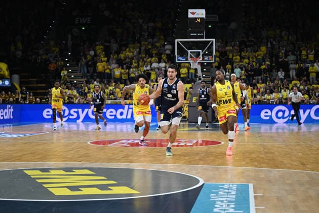 September 20, 2026, GER, Basketball, Bundesliga 1 Matchday, 2026–2027 Season, Oldenburg, EWE Arena, EWE Baskets Oldenburg vs. Syntainics MBC on the way to the basket: Jure PLANINIC (Syntainics MBC) 44, Nate JOHNSON (EWE Baskets Oldenburg) 10, Oldenburg, EWE Arena, Lower Saxony, Germany Copyright: xnordphotoxGmbHx xRojahnx