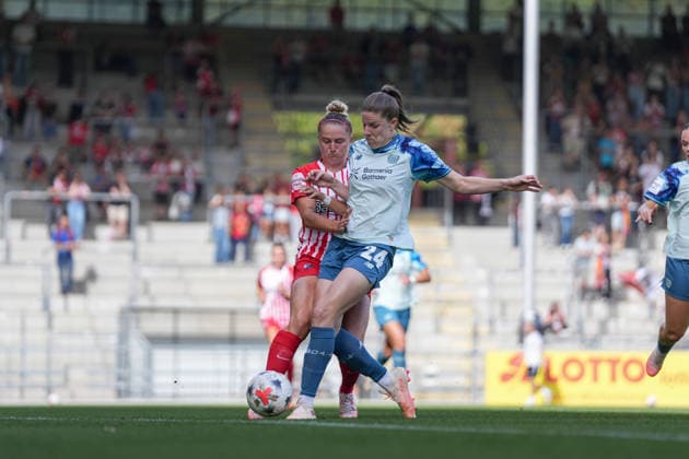 Carina Brunold, SC Freiburg, 14, in a tackle with Lilla Turanyi, Lilla Turanyi, Bayer 04 Leverkusen, 24, Germany, soccer, Google Pixel Women s Bundesliga, Matchday 5, 2026–2027, SC Freiburg vs. Bayer 04 Leverkusen, September 20, 2026, Dreisamstadion, Freiburg, Dreisamstadion, Baden-Württemberg, Germany Copyright: xArnexAmbergx