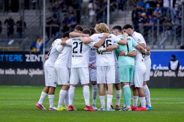 Players from SC Preußen Münster gather in a team huddle before kickoff; huddle, team huddle, concentration, camaraderie, pep talk, motivation, September 20, 2026, Mannheim, Germany, soccer, 3rd Division, SV Waldhof Mannheim vs. SC Preußen Münster, DFB and DFL regulations prohibit any use of photographs as image sequences and or quasi-video xozx
