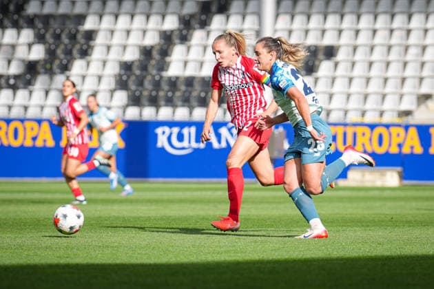 Soccer, Google Pixel Women s Bundesliga, Matchday 5, 2026–2027, SC Freiburg vs. Bayer 04 Leverkusen, September 20, 2026, Dreisamstadion, Freiburg, Paulina Tomasiak (Bayer 04 Leverkusen), Lisa Karl (SC Freiburg), 02 Freiburg Dreisamstadion, Baden-Württemberg, Germany Copyright: xFINLEYxMÖRCHx