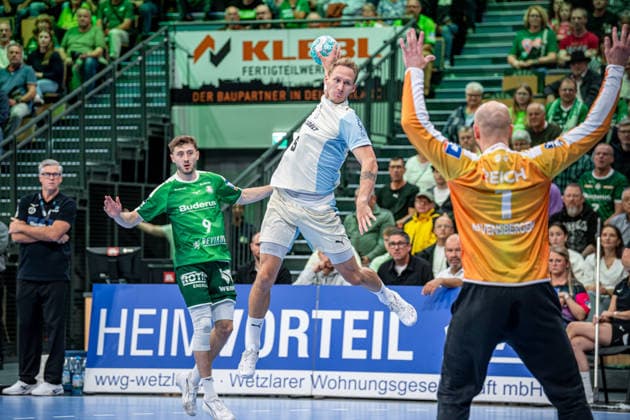 OPEL Handball Bundesliga: HSG Wetzlar vs. VfL Gummersbach, September 20, 2026; Tilen Kodrin (VfL Gummersbach), 5, Niklas Theiß, HSG Wetzlar, 9, Bart Ravensbergen, HSG Wetzlar, 1 OPEL Handball Bundesliga: HSG Wetzlar vs. VfL Gummersbach, Wetzlar, September 26, 2020 Copyright: xBEAUTIFULxSPORTS Roeczeyx