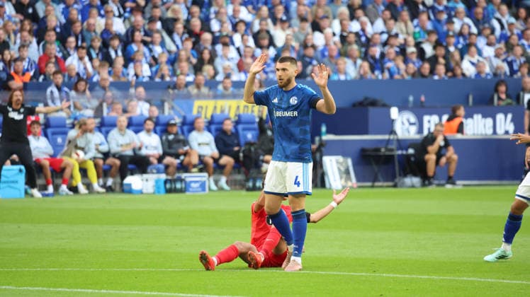 September 20, 2026, xrekx, Soccer, Bundesliga 1, FC Schalke 04 vs. SV Elversberg, Noah Darvich, SV 07 Elversberg, Hasan Kurucay, FC Schalke 04 gives instructions, gesticulates, gesticulates with his arms, gesticulates DFL DFB REGULATIONS PROHIBIT ANY USE OF PHOTOGRAPHS as IMAGE SEQUENCES and or QUASI-VIDEO Gelsenkirchen