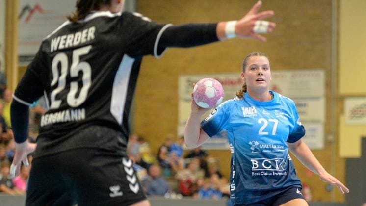 2nd Division Bundesliga: TuS Lintfort vs. Werder Bremen ** FOR EDITORIAL USE ONLY ** EDITORIAL USE ONLY ** p Eva Manthei, right, battles Anna Lena Bergmann, left, on Sunday, September 20, 2026, during the TuS Lintfort vs. Werder Bremen game at the Eyller Straße Sports Hall in Kamp Lintfort. TuS Lintfort, wearing blue jerseys, plays against Werder Bremen, wearing black jerseys, in the Women’s 2nd Handball Bundesliga, 2026–2027 season, Germany, North Rhine-Westphalia, Kamp-Lintfort. Copyright OleksandrxVoskresenskyi Copyright: OleksandrxVoskresenskyi doc87op6ced5ck19uafckdb ,EDITORIAL USE ONLY Copyright: OleksandrxVoskresenskyi