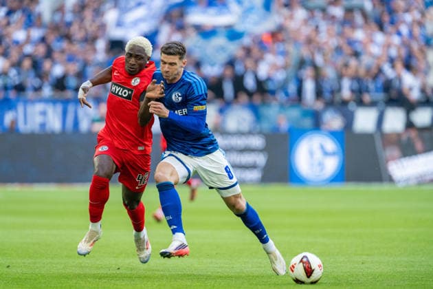 David Mokwa (SV Elversberg, 42) in a tackle with Robin Gosens (Schalke 04, 08), who is marking him. FC Schalke 04 vs. SV Elversberg, Soccer, Bundesliga, Matchday 4, 2026–27 Season, September 20, 2026. DFL regulations prohibit any use of photographs as image sequences and or quasi-video. FC Schalke 04 vs. SV Elversberg, soccer, Bundesliga, Matchday 4, 2026–27 season, September 20, 2026, Gelsenkirchen Copyright: xEibner-Pressefoto LukasxBaldygax EP_LBA