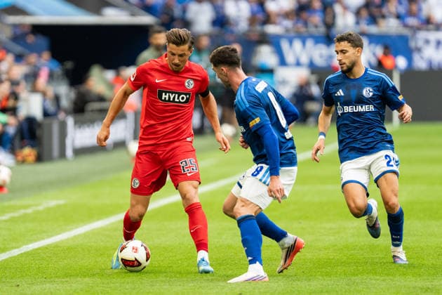 September 20, 2026, GER, Bundesliga 1, Matchday 4, FC Schalke 04 vs. SV Elversberg; a tackle between Lukas Petkov (SV Elversberg, 25) and Robin Gosens (FC Schalke 04, 8); Gelsenkirchen, VELTINS Arena, Gelsenkirchen, Germany Copyright: xnordphotoxGmbHx xChristianxSchulzex