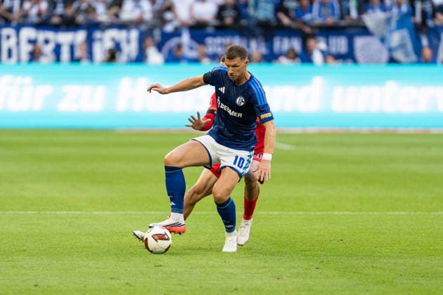 September 20, 2026, GER, Bundesliga 1, Matchday 4, FC Schalke 04 vs. SV Elversberg Edin Džeko Dzeko FC Schalke 04, 10 Full-body shot, ball at his feet during a tackle, Gelsenkirchen, VELTINS Arena, Gelsenkirchen, Germany Copyright: xnordphotoxGmbHx xChristianxSchulzex