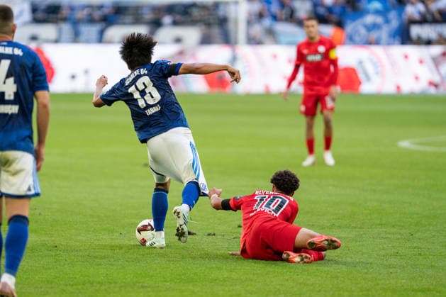 September 20, 2026, GER, Bundesliga 1, Matchday 4, FC Schalke 04 vs. SV Elversberg: Noah Darvich (SV Elversberg, No. 10) and Satoshi Tanaka (FC Schalke 04, No. 13) battle for the ball; Darvich pulls on Tanaka’s pants. Gelsenkirchen, VELTINS Arena, Gelsenkirchen, Germany Copyright: xnordphotoxGmbHx xChristianxSchulzex