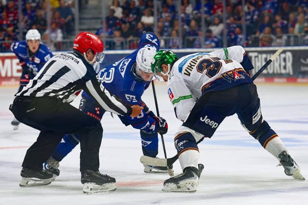 From left: Zach Solow, Adler Mannheim, 73; Markus Vikingstad, Eisbären Berlin, 37 GER Adler Mannheim Eisbären Berlin Ice Hockey DEL, Matchday 2, 2026–2027 Season 20, 09, 2026 GER Adler Mannheim Eisbären Berlin Ice Hockey PENNY DEL, Matchday 2, 2026–2027 Season September 20, 2026, Mannheim Copyright: xEibner-Pressefoto JoergxHirschx EP_JHH