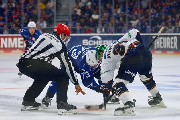 From left: Zach Solow, Adler Mannheim, 73; Markus Vikingstad, Eisbären Berlin, 37 GER Adler Mannheim Eisbären Berlin Ice Hockey DEL, Matchday 2, 2026–2027 Season 20, 09, 2026 GER Adler Mannheim Eisbären Berlin Ice Hockey PENNY DEL, Matchday 2, 2026–2027 Season September 20, 2026, Mannheim Copyright: xEibner-Pressefoto JoergxHirschx EP_JHH