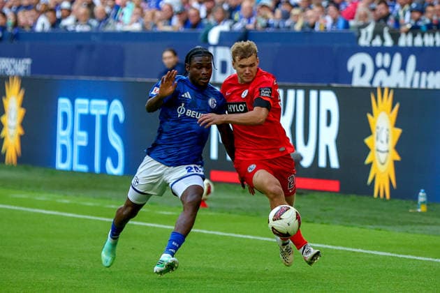 September 20, 2026, xsscx, Soccer, FC Schalke 04 vs. SV Elversberg, Men s Bundesliga 1, Matchday 4, Veltins Arena, 2026–2027 Season: Eric Junior Dina Ebimbe of FC Schalke 04, No. 29, in a tackle against Lasse Günther of SV Elversberg, No. 21. DFB regulations prohibit any use of photographs as image sequences and or quasi-video. Photo: xSandraxScherningxPressefotoKochx NorthRhineland-Westphalia, Germany