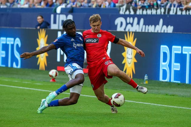 September 20, 2026, xsscx, Soccer, FC Schalke 04 vs. SV Elversberg, Men s Bundesliga 1, Matchday 4, Veltins Arena, 2026–2027 Season: Eric Junior Dina Ebimbe of FC Schalke 04, No. 29, in a tackle against Lasse Günther of SV Elversberg, No. 21. DFB regulations prohibit any use of photographs as image sequences and or quasi-video. Photo: xSandraxScherningxPressefotoKochx NorthRhineland-Westphalia, Germany