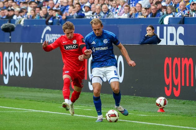September 20, 2026, xsscx, Soccer, FC Schalke 04 vs. SV Elversberg, Men s Bundesliga 1, Matchday 4, Veltins Arena, 2026–2027 Season: Cole Campbell (SV Elversberg, No. 39) in a tackle against Timo Becker (FC Schalke 04, No. 5). DFB regulations prohibit any use of photographs as image sequences and or quasi-video. Photo: xSandraxScherningxPressefotoKochx, North Rhine-Westphalia, Germany