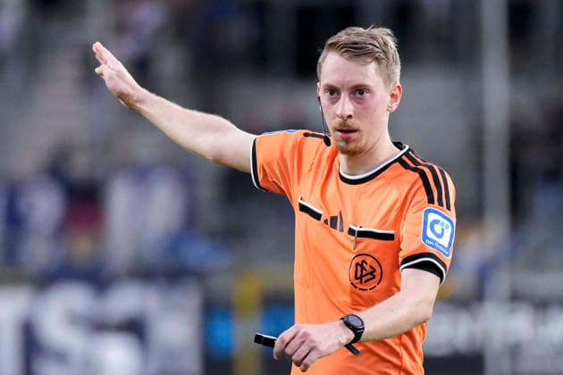 Ben Henry Uhrig, referee, giving instructions, gesturing, gesturing with his arms, single frame, single photo, action, September 20, 2026, Mannheim, Germany, soccer, 3. Liga, SV Waldhof Mannheim vs. SC Preußen Münster, DFB and DFL regulations prohibit any use of photographs as image sequences and or quasi-video xozx