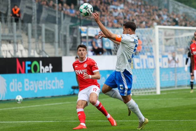 Marco Schuster, F.C. Hansa Rostock, September 20, 2026; Marco Schuster (No. 5), FCH, on defense in front of Semir Telalovic (No. 17), RWE Rot-Weiss Essen (RWE), Rot-Weiss Essen vs. FC Hansa Rostock on September 20, 2026, at the Stadion an der Hafenstraße in Essen, North Rhine-Westphalia, Germany (GER), soccer, Matchday 7 of the 3. Liga 2026–2027 season, final score 1–1 in front of 19,000 spectators
