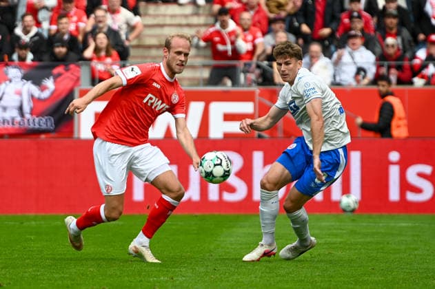 Lucas Brumme on offense for Rot-Weiss Essen vs. FC Hansa Rostock, September 20, 2026; Lucas Brumme, No. 14, RWE on offense for Rot-Weiss Essen (RWE), Rot-Weiss Essen vs. FC Hansa Rostock on September 20, 2026, at the Stadion an der Hafenstraße in Essen, North Rhine-Westphalia, Germany (GER). Soccer, Matchday 7 of the 3. Liga 2026–2027 season. Final score: 1–1, in front of 19,000 spectators